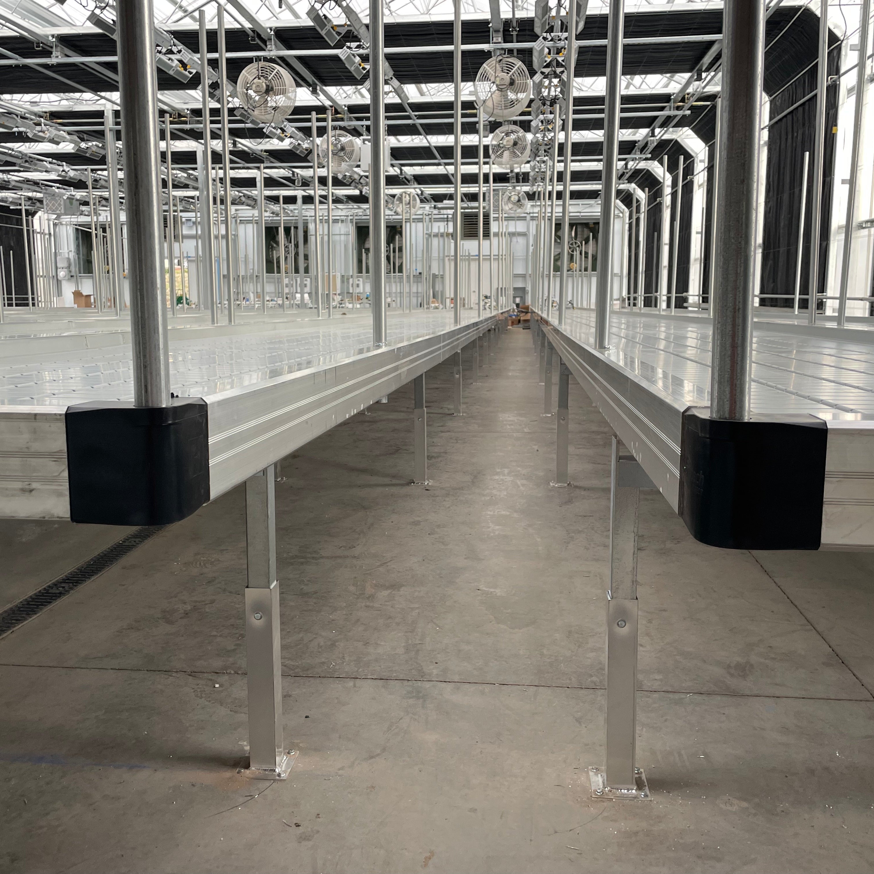 Hortitech rolling benches positions to show the aisle space savings