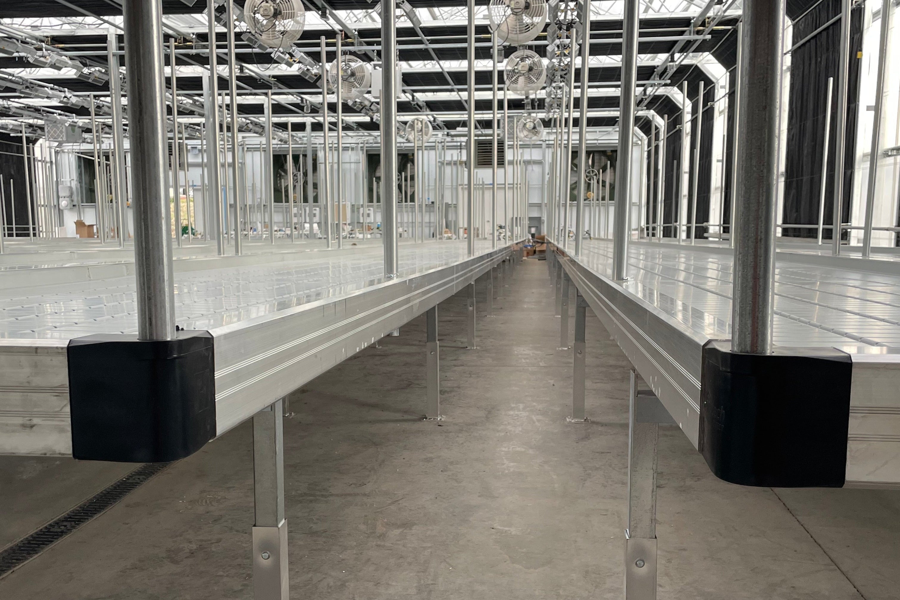 Hortitech rolling benches positions to show the aisle space savings